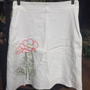 Pretty white Spring/Summer skirt with embroidery